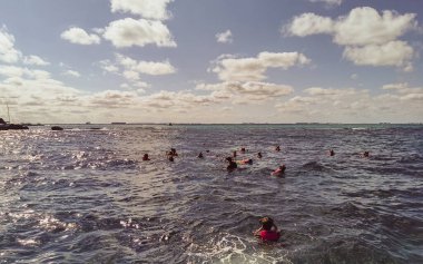 Cancun Quintana Roo Meksika 24. Ocak 2022 Cancun Quintana Roo Mexico 'daki Mujeres Adası' nda açık denizde yüzen insanlar.