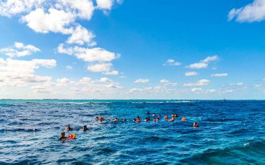 Cancun Quintana Roo Meksika 24. Ocak 2022 Cancun Quintana Roo Mexico 'daki Mujeres Adası' nda açık denizde yüzen insanlar.