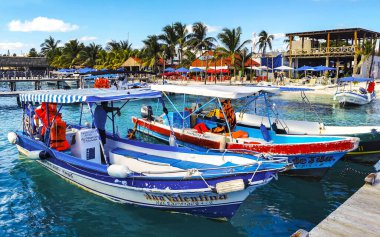 Cancun Quintana Roo Meksika 24. Mart 2022 Tekne Sürat Tekneleri Yatları ve Jetty iskelesi ve Cancun Quintana Roo Mexico 'daki Isla Mujeres adasında mavi turkuaz su ve denizde turistler.