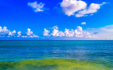 Playa del Carmen Mexico 'da turkuaz mavi su dalgalarıyla inanılmaz tropikal Meksika Karayip plajı ve deniz manzarası manzarası..