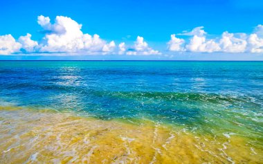 Playa del Carmen Mexico 'da turkuaz mavi su dalgalarıyla inanılmaz tropikal Meksika Karayip plajı ve deniz manzarası manzarası..