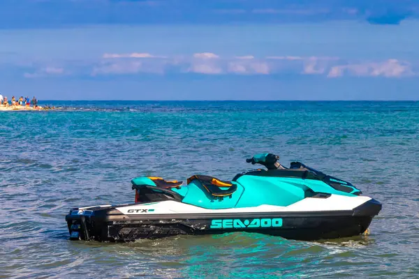 Playa del Carmen Quintana Roo Meksika 23. Şubat 2024 Bir jet ski kirala ve Playa del Carmen Quintana Roo Mexico 'daki Karayip plajında su sporlarının tadını çıkar.