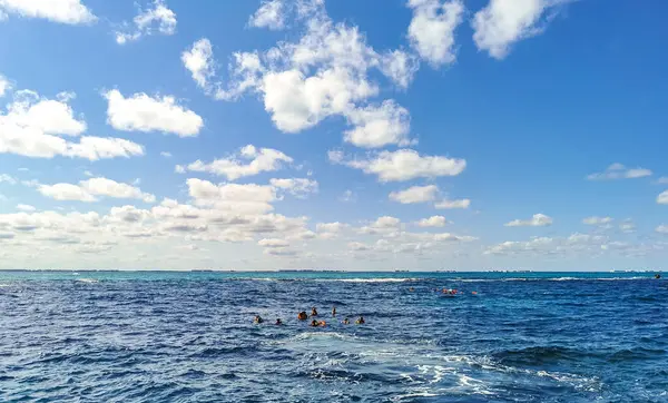 Cancun Quintana Roo Meksika 24. Ocak 2022 Cancun Quintana Roo Mexico 'daki Mujeres Adası' nda açık denizde yüzen insanlar.