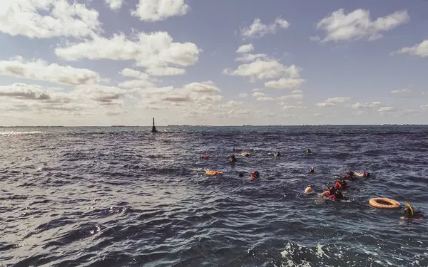Cancun Quintana Roo Meksika 24. Ocak 2022 Cancun Quintana Roo Mexico 'daki Mujeres Adası' nda açık denizde yüzen insanlar.