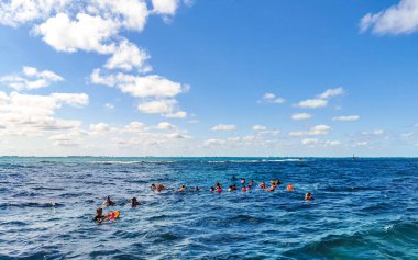 Cancun Quintana Roo Meksika 24. Ocak 2022 Cancun Quintana Roo Mexico 'daki Mujeres Adası' nda açık denizde yüzen insanlar.