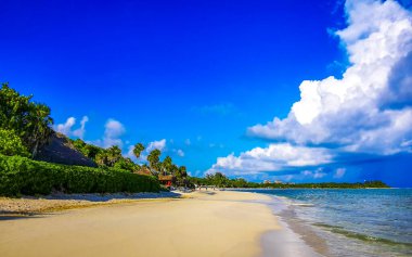 Çok eğlenceli insanlarla dolu tropik Meksika Karayip plajı ve denizi. Güneş şemsiyeleri. Playa del Carmen Meksika 'da turkuaz palmiye suyu..