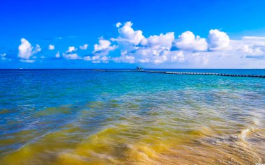 Playa del Carmen Mexico 'da turkuaz mavi su dalgalarıyla inanılmaz tropikal Meksika Karayip plajı ve deniz manzarası manzarası..