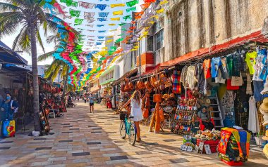 La Quinta Avenida 'nın tipik sokak yolu ve şehir manzarası. Restoran dükkanları, Playa del Carmen Playa del Carmen Playa del Carmen Quintana Roo Meksika' da hediyelik eşya ve bina mağazaları..