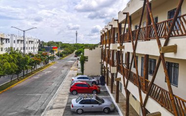 Tipik sokak yolu ve şehir manzarası arabalarla trafik restoranları, Quintana Roo Mexico 'daki Playa del Carmen' in insan ve binaları..