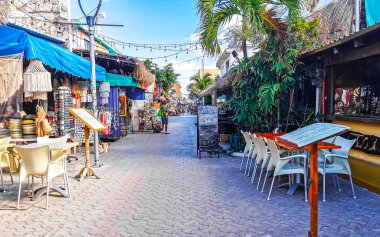 Cancun Quintana Roo Meksika 24. Ocak 2022 Restoranlar arasındaki tipik renkli turistik sokaklar ve kaldırımlar oteller insanlar ve golf arabaları Cancun Quintana Roo Mexico 'daki Isla Mujeres adasında.