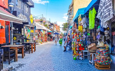 Cancun Quintana Roo Meksika 24. Ocak 2022 Restoranlar arasındaki tipik renkli turistik sokaklar ve kaldırımlar oteller insanlar ve golf arabaları Cancun Quintana Roo Mexico 'daki Isla Mujeres adasında.