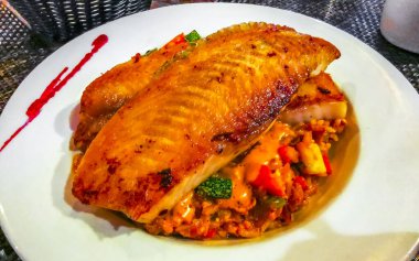 Playa del Carmen Quintana Roo Mexico 'da pilav ve chipotle soslu ızgara balık..