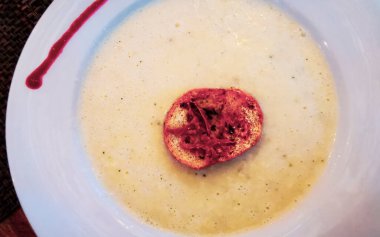 Playa del Carmen Quintana Roo Meksika 'da patates kremalı çorba ve bir parça ekmek..