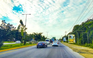 Otoyol otobanında arabayla Playa del Carmen Quintana Roo Mexico 'nun içinden geçerken..