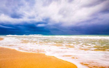 Playa del Carmen Meksika 'da berrak turkuvaz mavi su dalgaları ve kara bulutlarla şaşırtıcı tropikal Meksika Karayip plajı ve deniz manzarası manzarası..