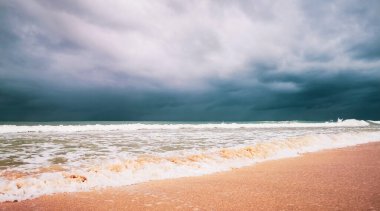 Playa del Carmen Meksika 'da berrak turkuvaz mavi su dalgaları ve kara bulutlarla şaşırtıcı tropikal Meksika Karayip plajı ve deniz manzarası manzarası..