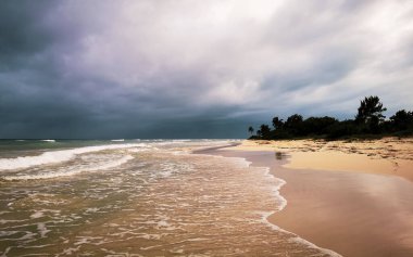 Playa del Carmen Meksika 'da berrak turkuvaz mavi su dalgaları ve kara bulutlarla şaşırtıcı tropikal Meksika Karayip plajı ve deniz manzarası manzarası..