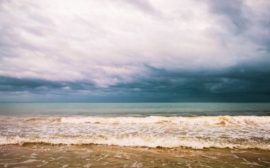 Playa del Carmen Meksika 'da berrak turkuvaz mavi su dalgaları ve kara bulutlarla şaşırtıcı tropikal Meksika Karayip plajı ve deniz manzarası manzarası..