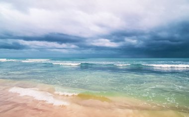 Playa del Carmen Mexico 'da turkuaz mavi su dalgalarıyla inanılmaz tropikal Meksika Karayip plajı ve deniz manzarası manzarası..