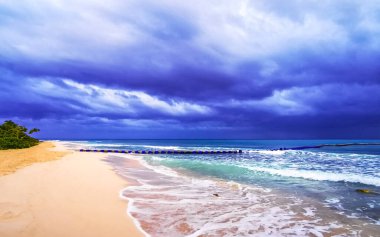 Playa del Carmen Mexico 'da turkuaz mavi su dalgalarıyla inanılmaz tropikal Meksika Karayip plajı ve deniz manzarası manzarası..