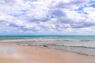 Playa del Carmen Mexico 'da turkuaz mavi su dalgalarıyla inanılmaz tropikal Meksika Karayip plajı ve deniz manzarası manzarası..