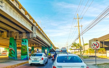 Yoğun cadde otoyolu, otoyol, araba, kamyon, trafik, şehir manzarası ve Quintana Roo Mexico 'daki Playa del Carmen yerleri..