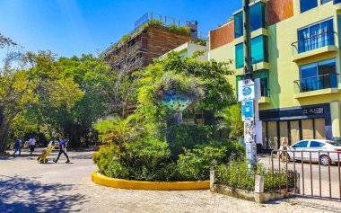 La Quinta Avenida 'nın tipik sokak yolu ve şehir manzarası. Restoran dükkanları, Playa del Carmen Playa del Carmen Playa del Carmen Quintana Roo Meksika' da hediyelik eşya ve bina mağazaları..