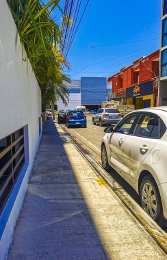 Tipik sokak yolu ve şehir manzarası arabalarla trafik restoranları, Quintana Roo Mexico 'daki Playa del Carmen' in insan ve binaları..