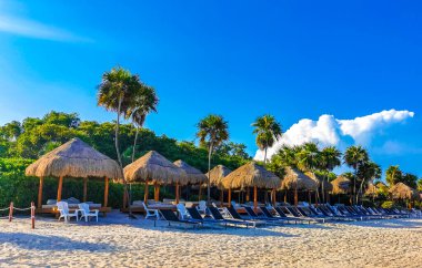 İnsanlarla dolu tropik Meksika Karayip plajı ve denizi güneş şemsiyeleri Playa del Carmen Quintana Roo Meksika 'da turkuaz su ve dalgalar oluşturur..