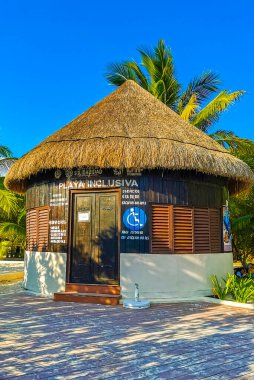 Playa del Carmen Quintana Roo Karayipler 'de hizmet veren sazdan çatılı Palapa kulübesi.