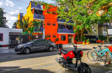Tipik bir şehir yolu ve araba manzarası. Trafik restoranları, Quintana Roo Mexico 'daki Playa del Carmen' in insan ve binaları..