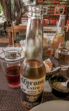 Playa del Carmen Quintana Roo Mexico 'daki PapaCharly Papa Charly restoranında Corona bira şişesi yiyecek ve içecek..