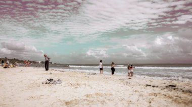 Çok eğlenceli insanlarla dolu tropik Meksika Karayip plajı ve denizi. Güneş şemsiyeleri. Playa del Carmen Meksika 'da turkuaz palmiye suyu..