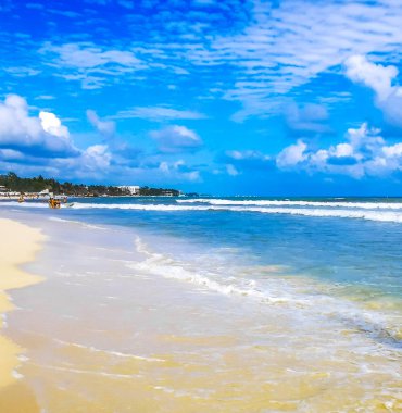 Çok eğlenceli insanlarla dolu tropik Meksika Karayip plajı ve denizi. Güneş şemsiyeleri. Playa del Carmen Meksika 'da turkuaz palmiye suyu..