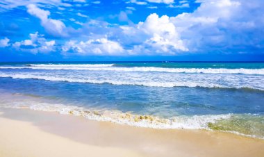 Çok eğlenceli insanlarla dolu tropik Meksika Karayip plajı ve denizi. Güneş şemsiyeleri. Playa del Carmen Meksika 'da turkuaz palmiye suyu..
