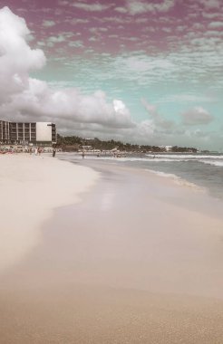 Bir sürü eğlenceli insanla birlikte tropik Meksika Karayip plajı ve denizi. Güneş şemsiyeleri. Playa del Carmen Meksika 'da turkuaz su otelleri..