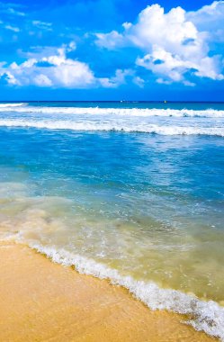 Playa del Carmen Mexico 'da turkuaz mavi su dalgalarıyla inanılmaz tropikal Meksika Karayip plajı ve deniz manzarası manzarası..