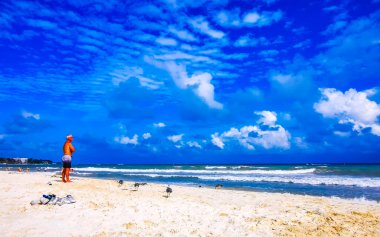 Çok eğlenceli insanlarla dolu tropik Meksika Karayip plajı ve denizi. Güneş şemsiyeleri. Playa del Carmen Meksika 'da turkuaz palmiye suyu..