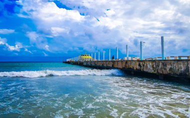 Tekne yatı Katamaran feribot iskelesi rıhtımı ve limanı Cozumel adasından Playa del Carmen Mexico 'ya giden tropik Meksika sahil feribotu..