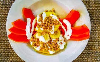 Kahvaltıda karpuz, karpuz, ananas, kavun, mango, muz. Playa del Carmen Quintana Roo Meksika 'da..