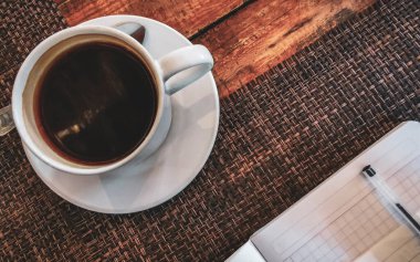 Playa del Carmen Quintana Roo Mexico 'daki masada bir fincan kahve ve tükenmez kalem..