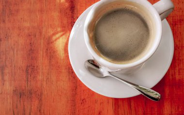 Playa del Carmen Quintana Roo Meksika 'daki restoran kafeteryasında bir tabak kaşık ve tabakla bir bardak koyu americano kahvesi..