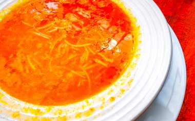 Playa del Carmen Quintana Roo Meksika 'da bir restoranda beyaz tabakta makarna çorbası..