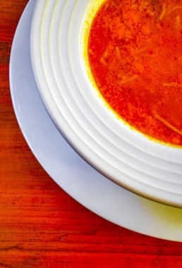 Playa del Carmen Quintana Roo Meksika 'da bir restoranda beyaz tabakta makarna çorbası..