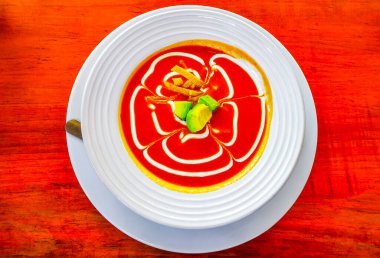 Playa del Carmen Quintana Roo Mexico 'da bir restoranda beyaz tabakta avokado ile domates kremalı Perla Maya çorbası..