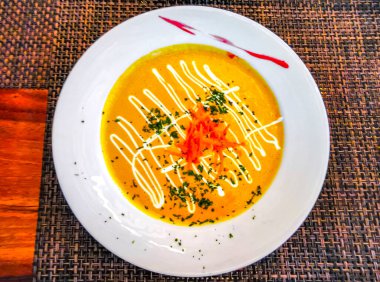 Playa del Carmen Quintana Roo Meksika 'da bir restoranda havuç kremalı çorba..
