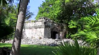 Xaman Ha Maya arkeolojik inşaat tapınakları Playacar Playa del Carmen Quintana Roo 'daki kireçtaşı kaya taşlarından yapılmış binalar..