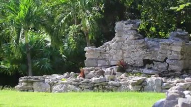 Xaman Ha Maya arkeolojik inşaat tapınakları Playacar Playa del Carmen Quintana Roo 'daki kireçtaşı kaya taşlarından yapılmış binalar..