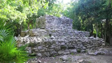 Xaman Ha Maya arkeolojik inşaat tapınakları Playacar Playa del Carmen Quintana Roo 'daki kireçtaşı kaya taşlarından yapılmış binalar..