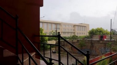 Playa del Carmen Quintana Roo Mexico 19. 2021 Ağustos Kasırgası 2021 Şiddetli rüzgar ve gök gürültülü fırtınalar yıkıma ve yıkıma neden oldu. Ağaçlar, palmiye ağaçları, arabalar, çatılar..